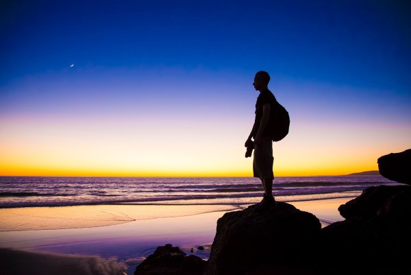 Мужчина на берегу океана