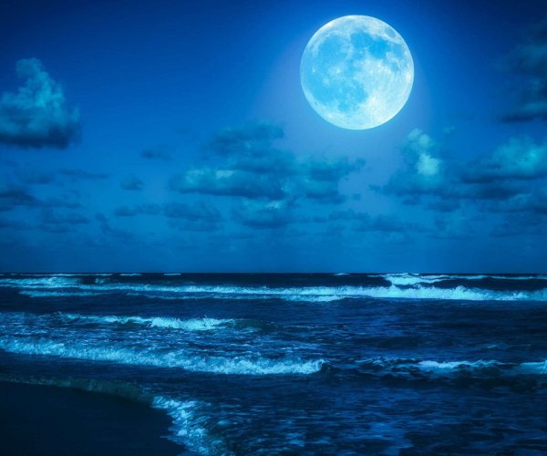 Луна на фоне моря