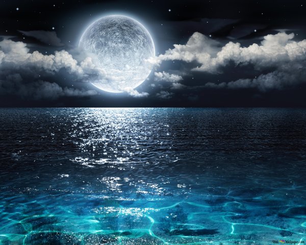 Луна и море