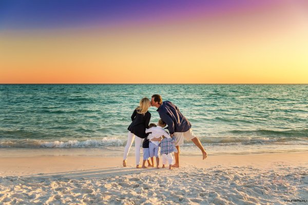 Семья на море