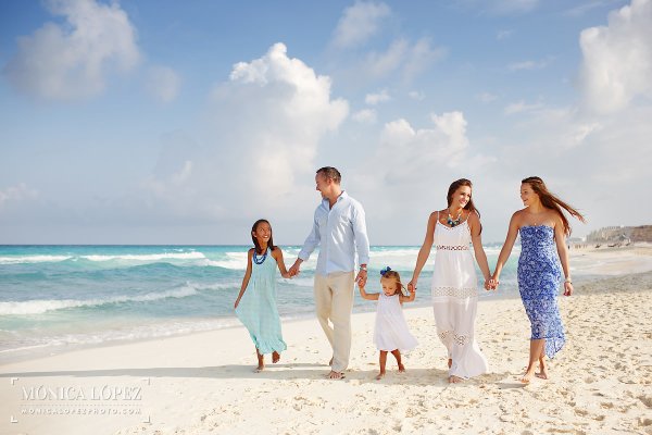 Счастливая семья на море