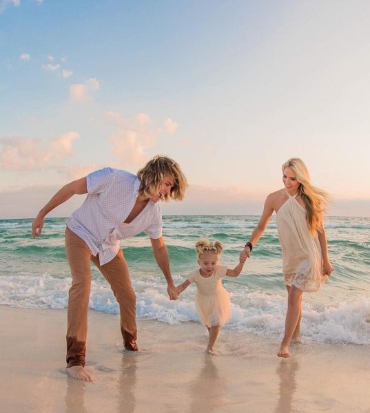 Семья на море