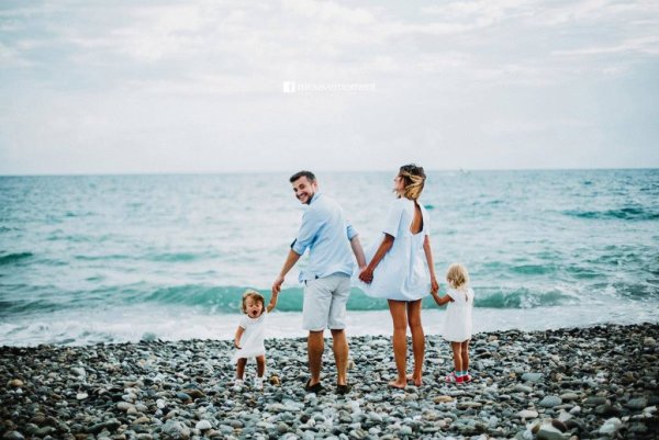 Семья на берегу океана