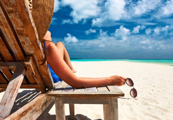 Девушка на лежаке на пляже