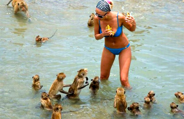 Девушка в прыжке