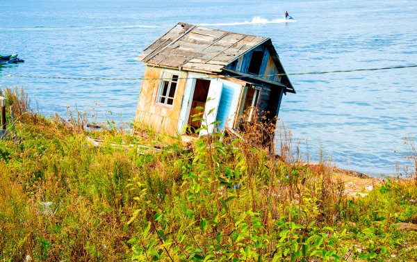 Старый дом на берегу моря