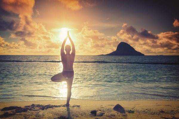 Девушка йога на закате