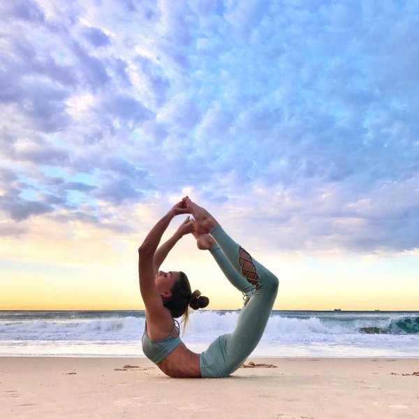 Йога возле моря