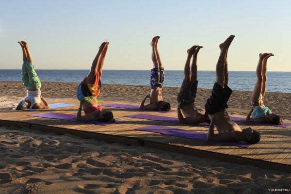 Йога на рассвете у моря