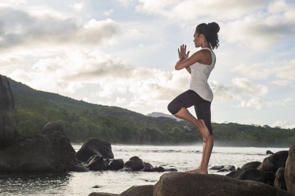 Йога на пляже девушка