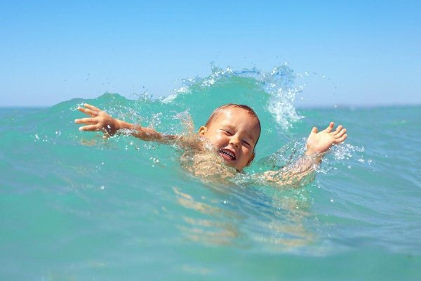 Люди купаются в море