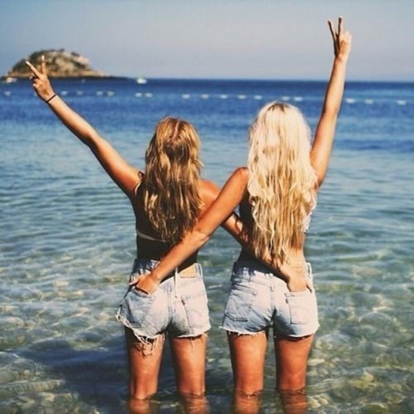 Две девочки у моря