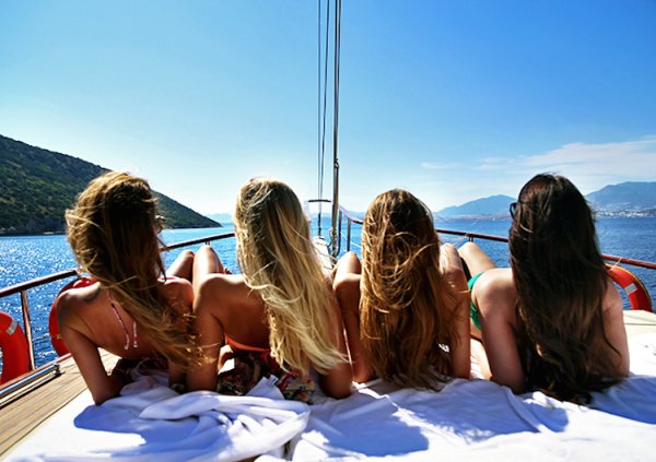 Четыре девушки на море