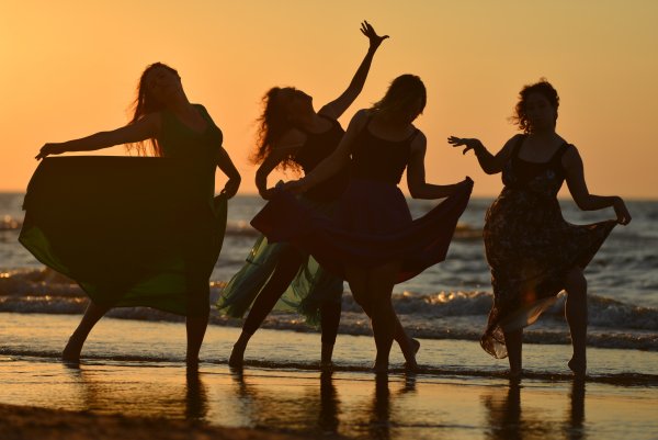 Девушка танцует