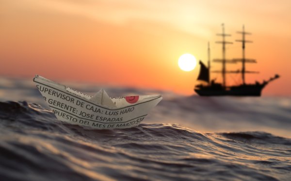 Бумажный кораблик в руке