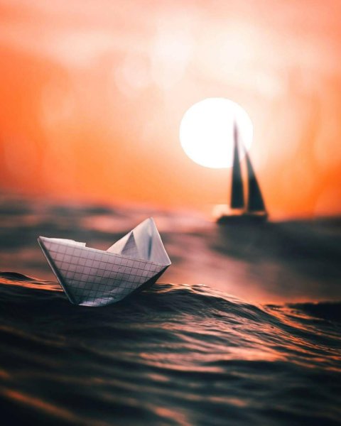 Одинокий бумажный кораблик