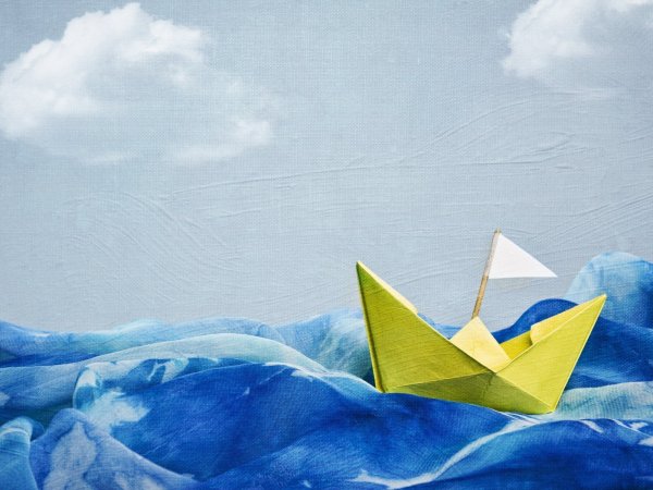 Бумажный кораблик плывет