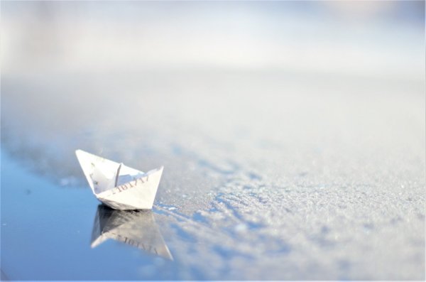 Бумажный кораблик на воде