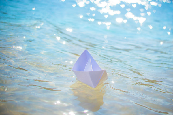 Бумажный кораблик тонет