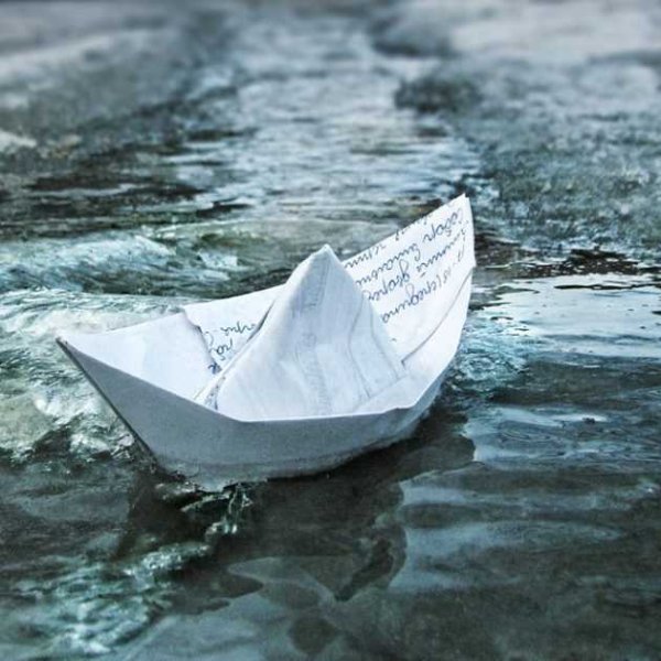 Бумажный кораблик в море