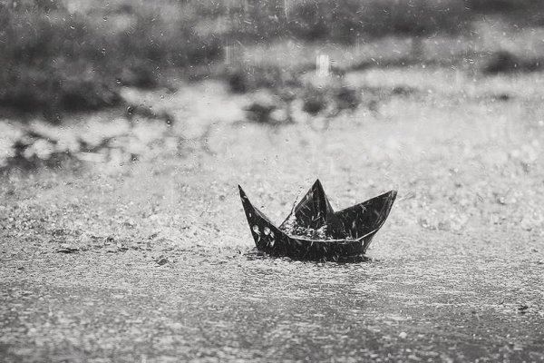 Бумажный кораблик плывет