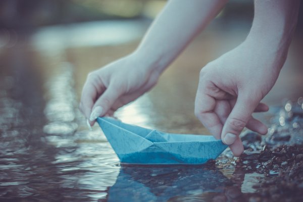 Бумажный кораблик в луже