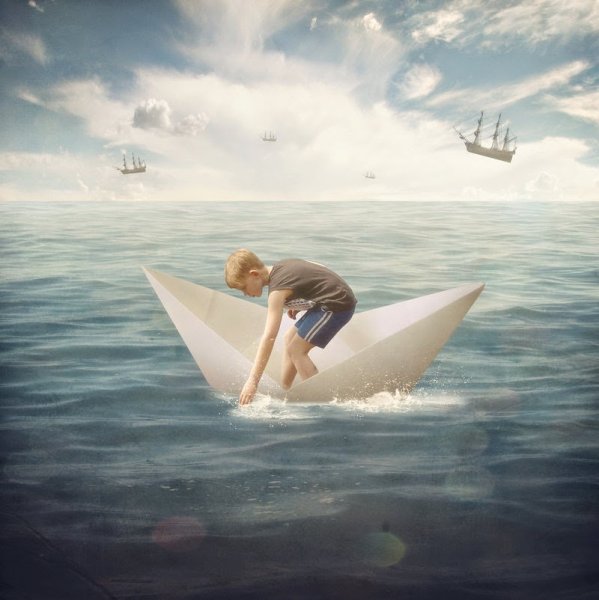 Бумажный кораблик на воде