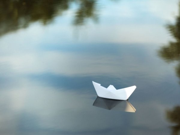 Бумажный кораблик в море