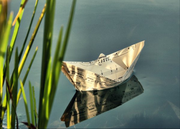 Кораблик в волнах моря