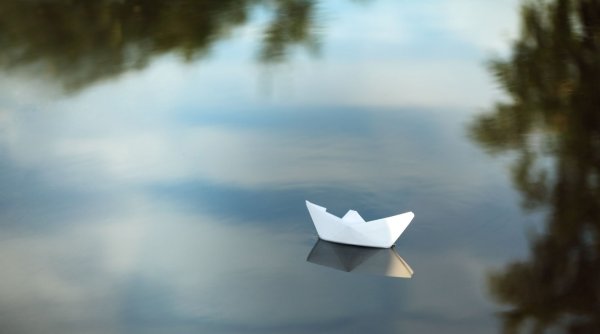Бумажный кораблик в море бумаги бесплатное фото от brokenarts