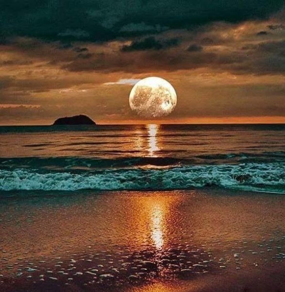 Закат Луны на море ночь