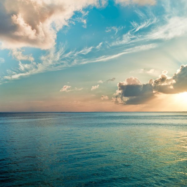 Голубое море