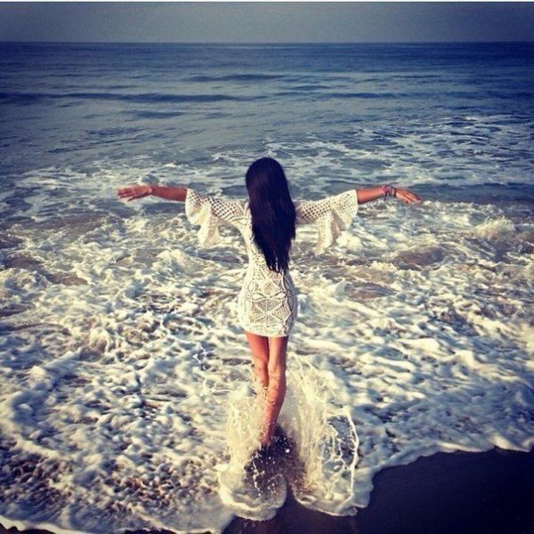 Брюнетка на море со спины