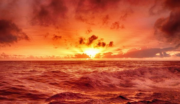 Красный закат на море