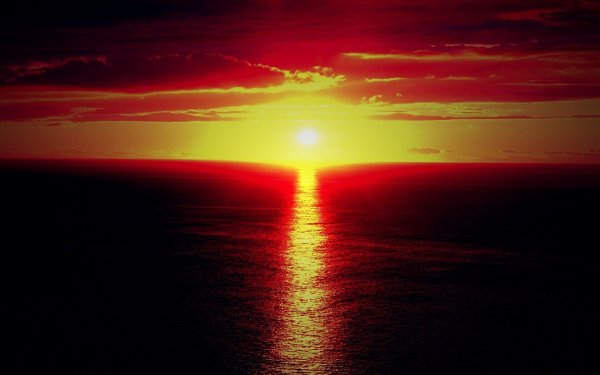 Красный закат на море