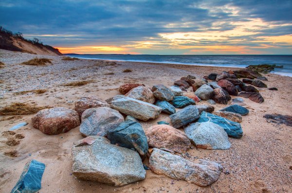 Камни на берегу моря