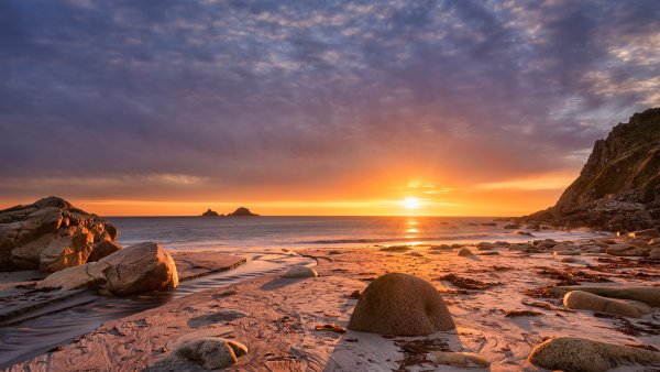 Море камни рассвет