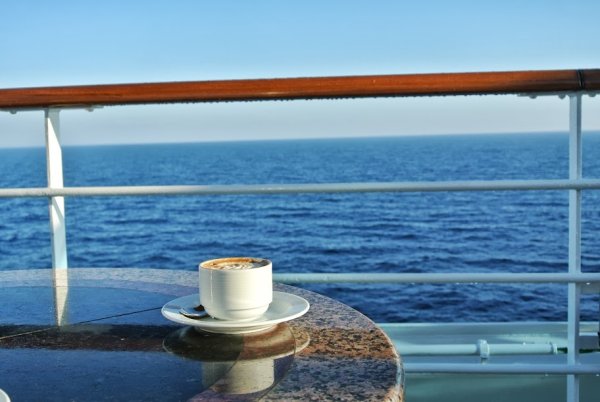 Кофе у окна с видом на море