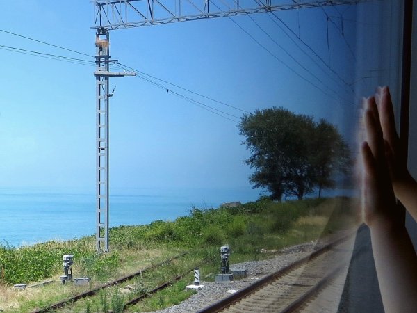 Поезд вдоль моря