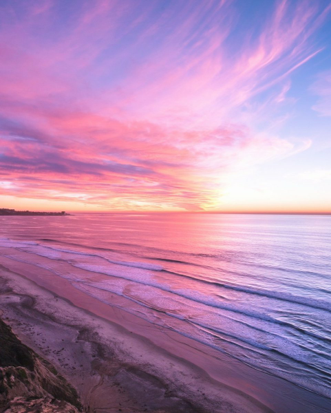 Розовый закат на море