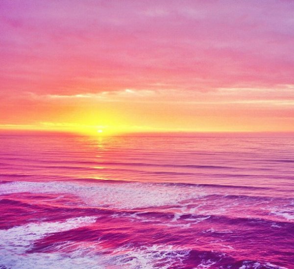 Розовый закат на море
