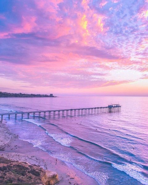 Розовый закат на море