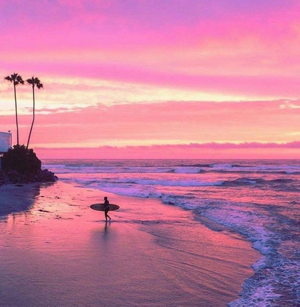 Розовый закат на море