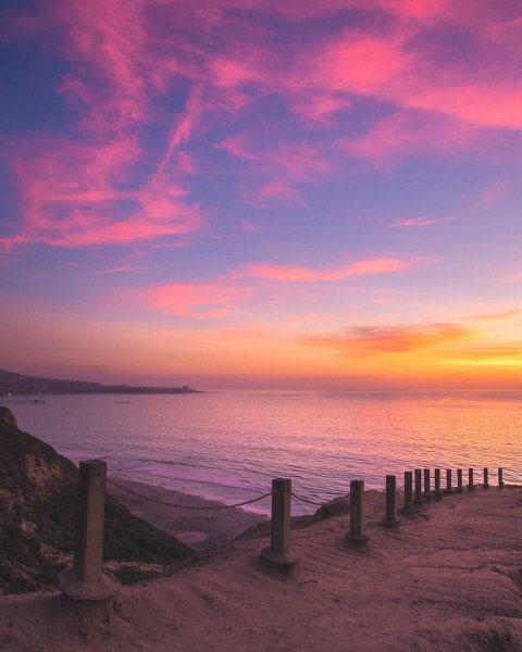 Розовый закат над морем