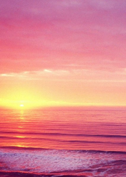 Розовый рассвет на море