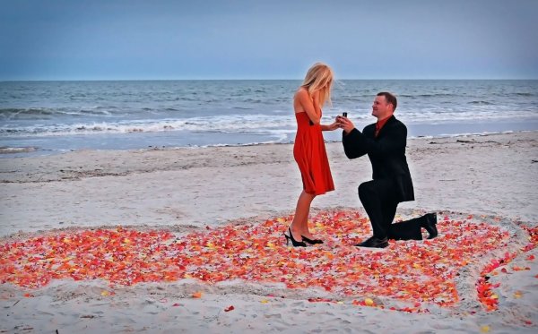 Пара лежит на песке