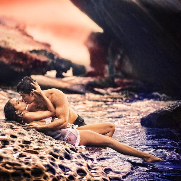 Влюбленные держатся за руки