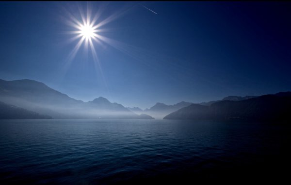 Горы и море ночью