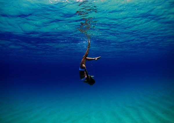 Девушка ныряет в воду