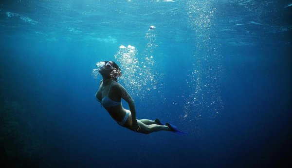 Фридайвер нырок в моноласте в глубину